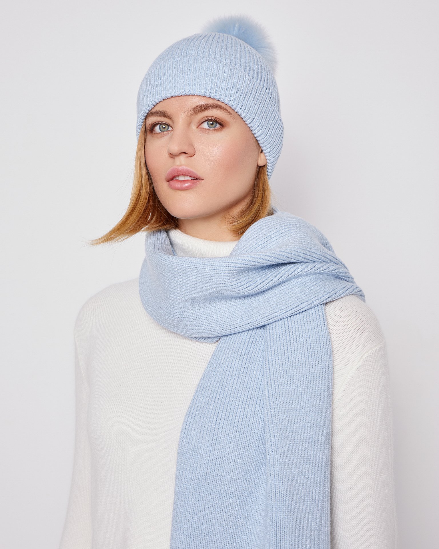 Hat with a tonal pom-pom 3