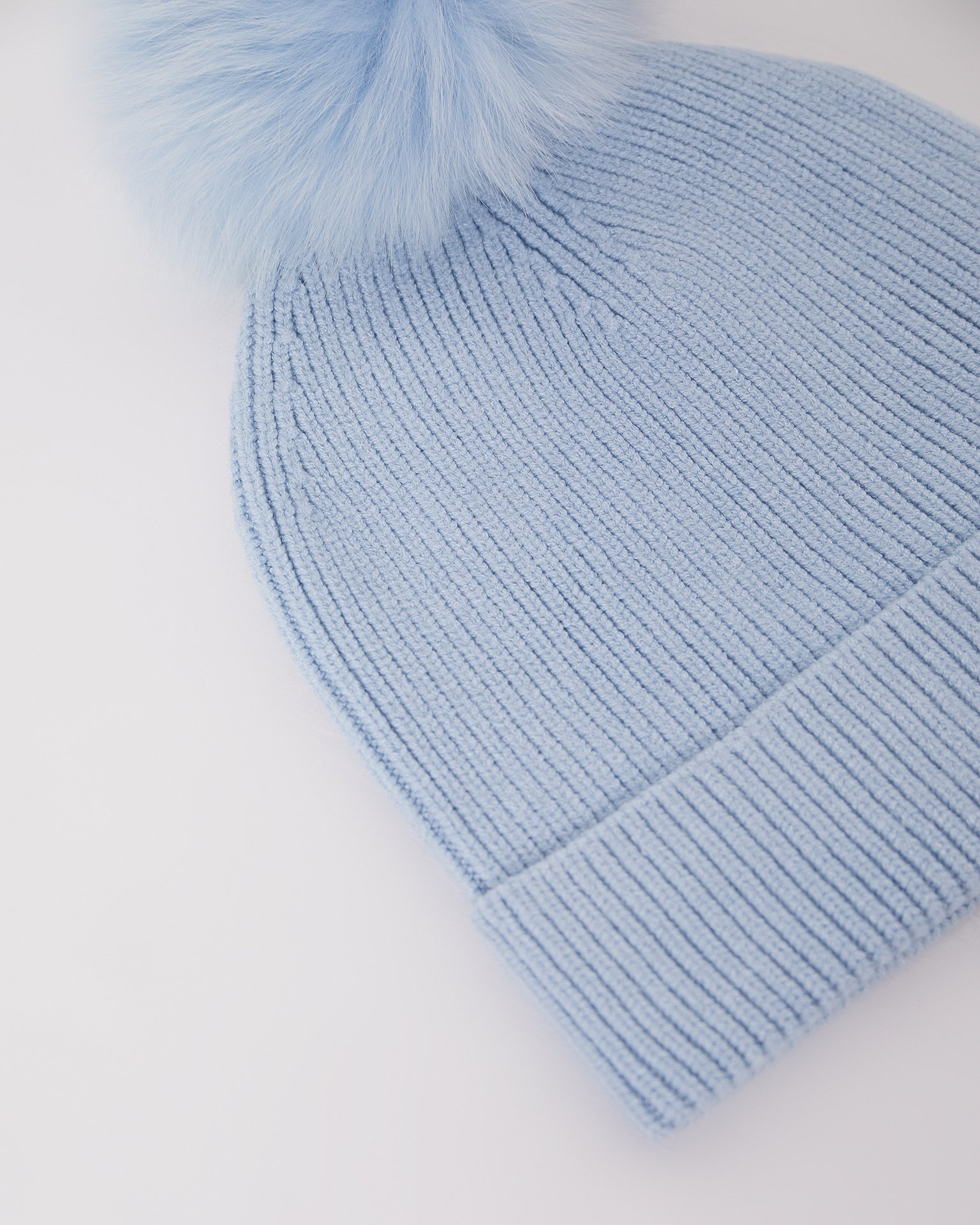 Hat with a tonal pom-pom 7