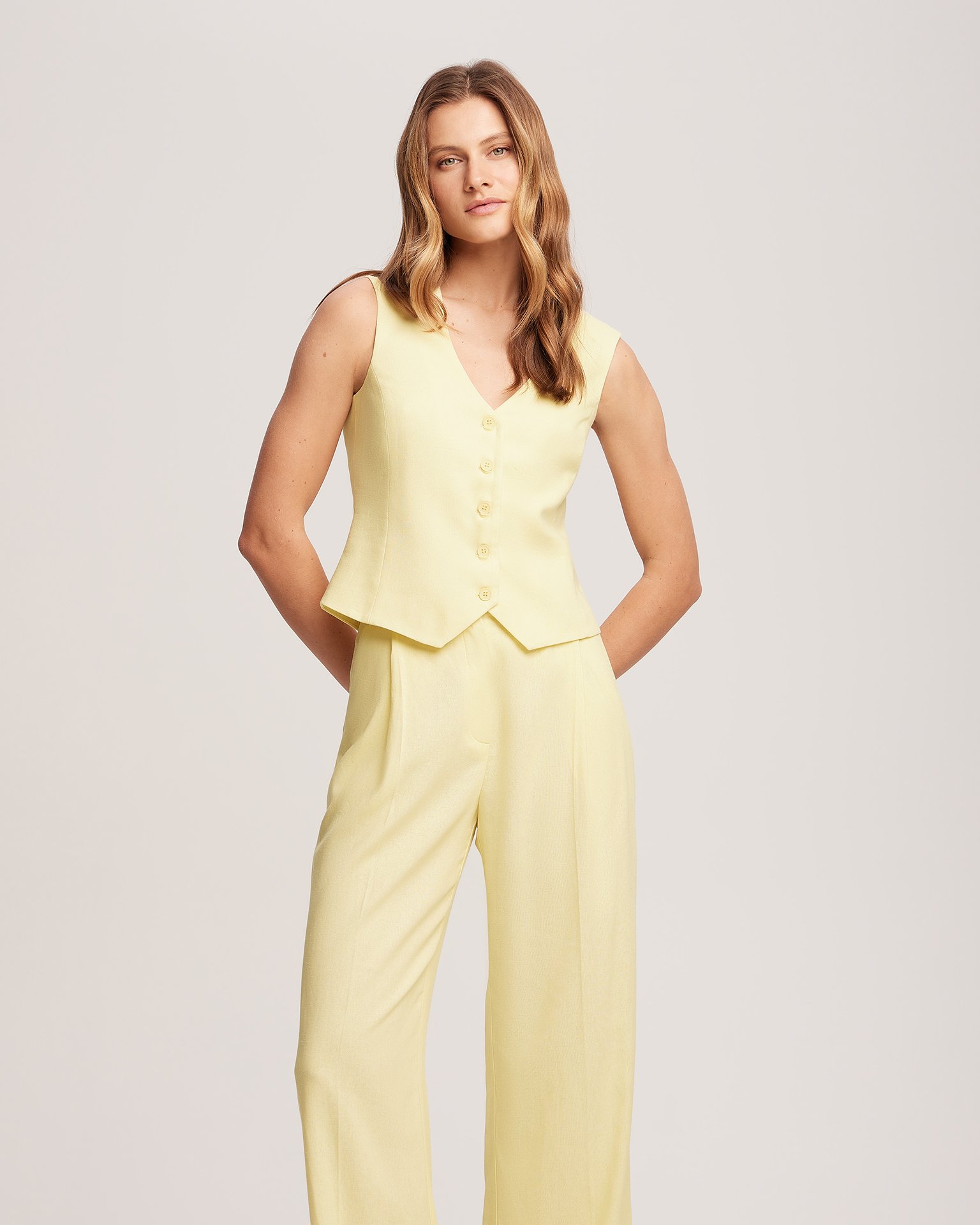 Жилет желтого цвета 1