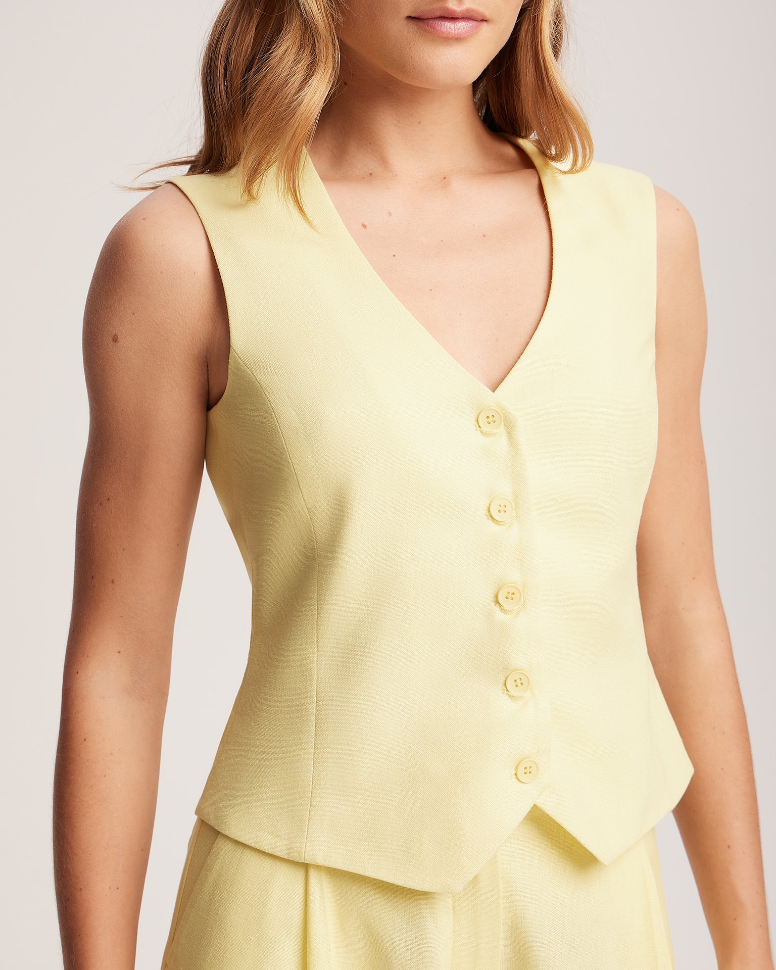 Жилет желтого цвета 6