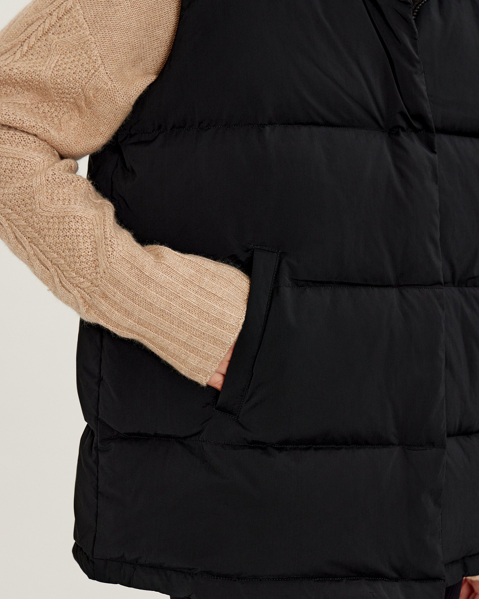 Жилет черного цвета 7