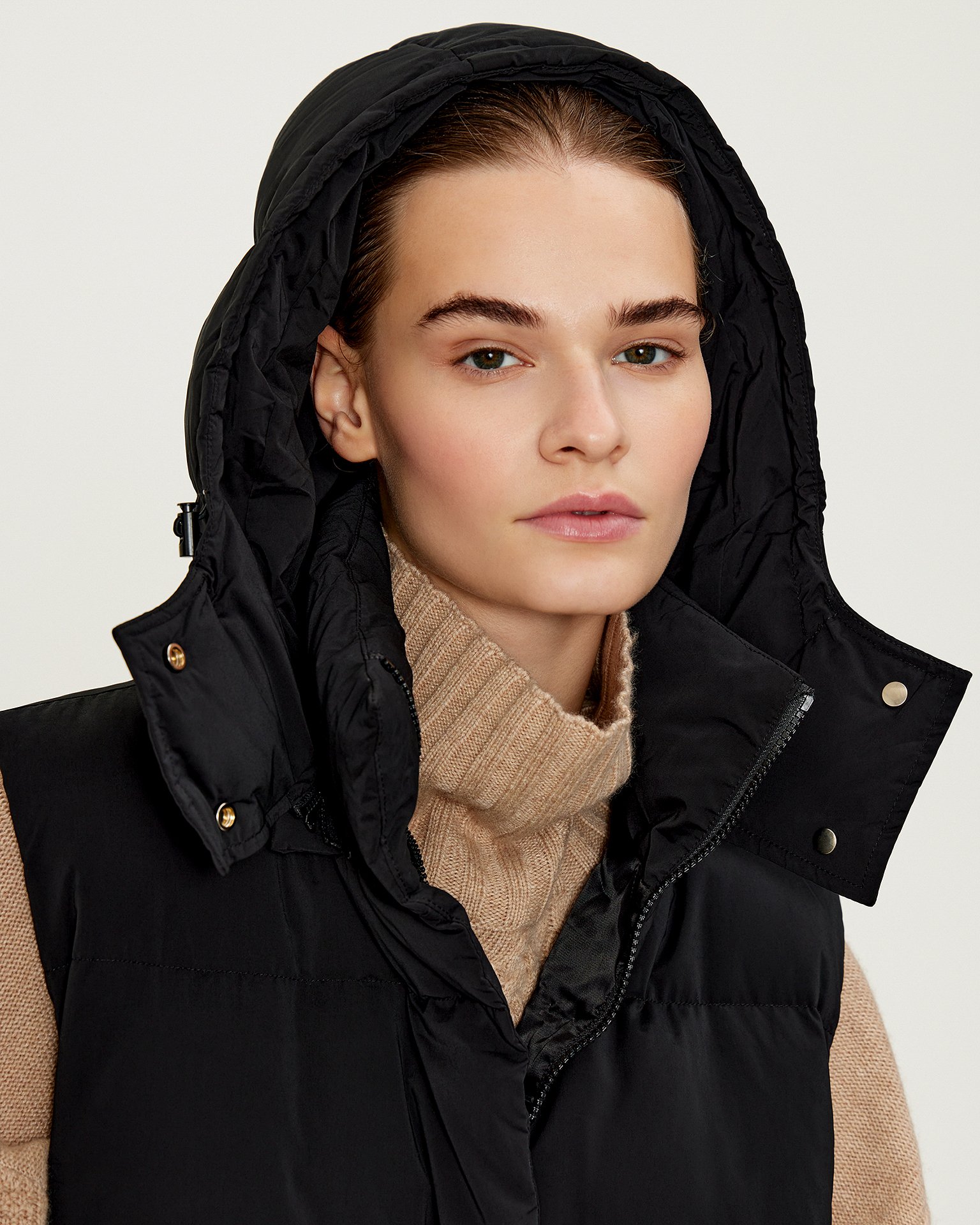 Жилет черного цвета 6