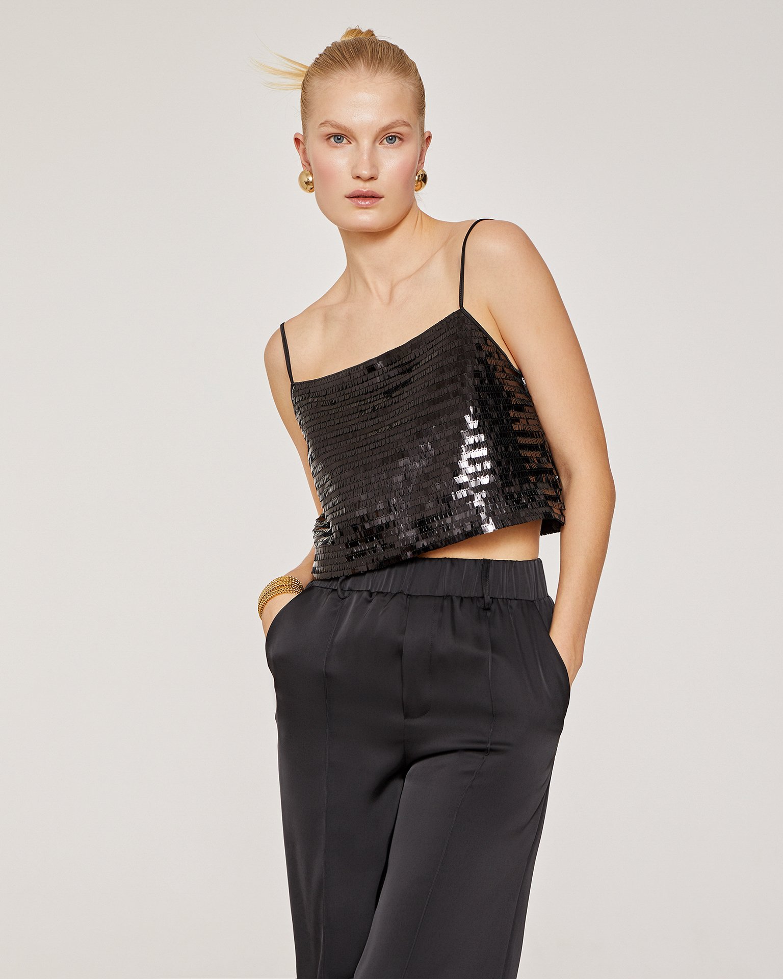 Топ на бретелях в черном цвете 1