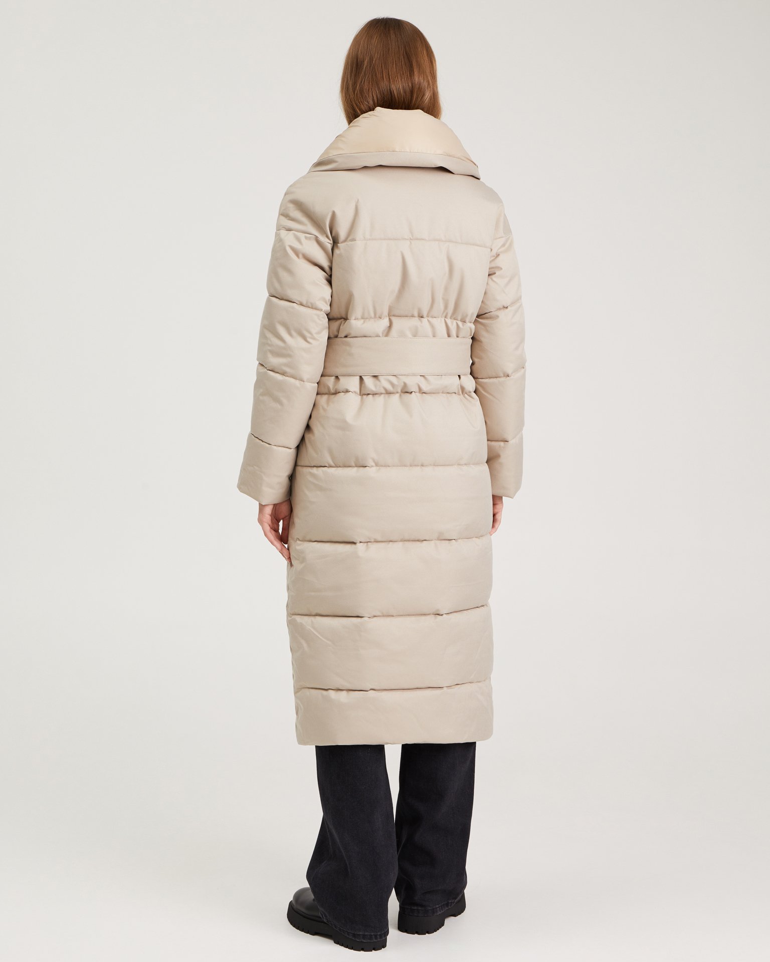 Пуховик с поясом в бежевом цвете 4