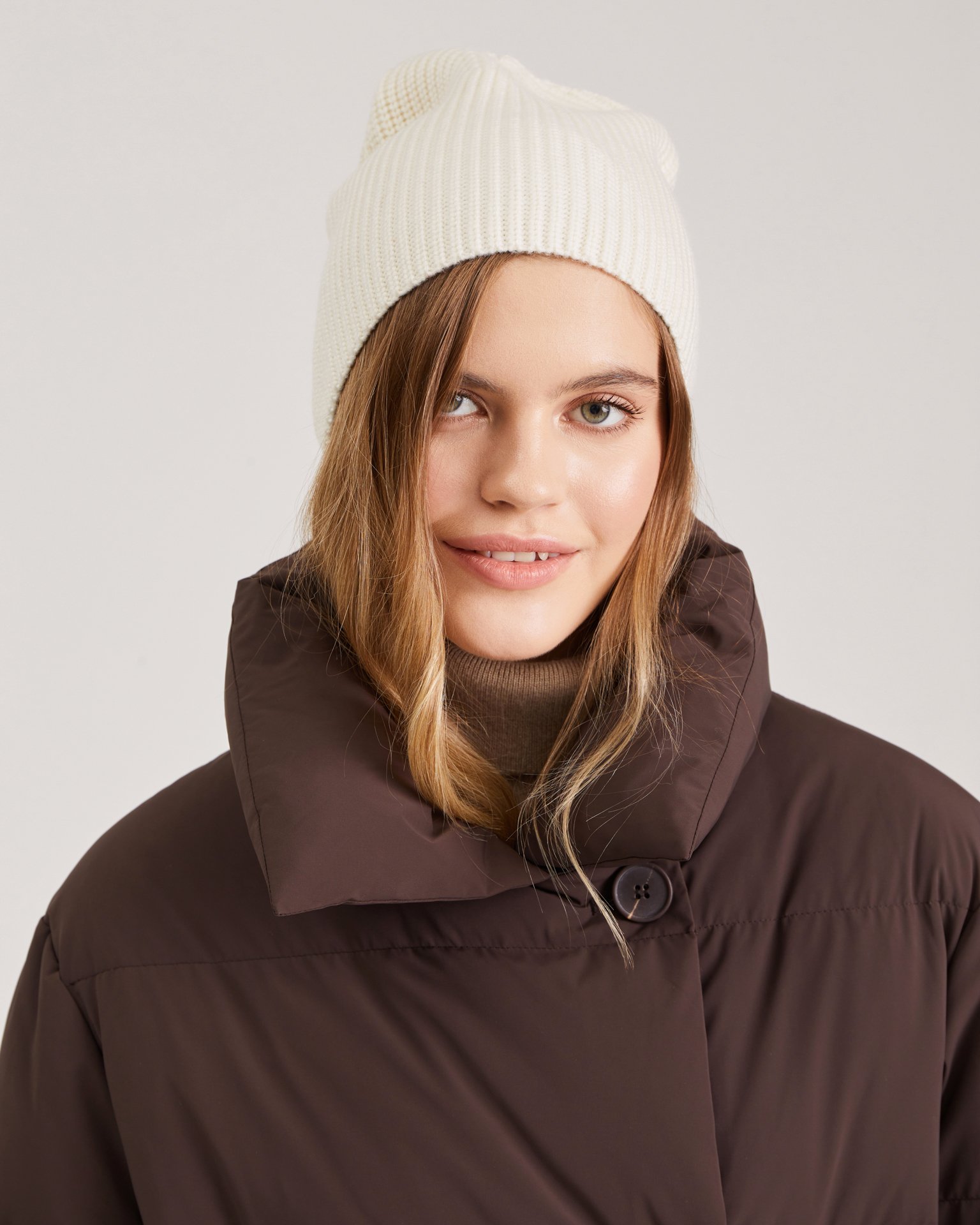 Шапка молочного цвета 4