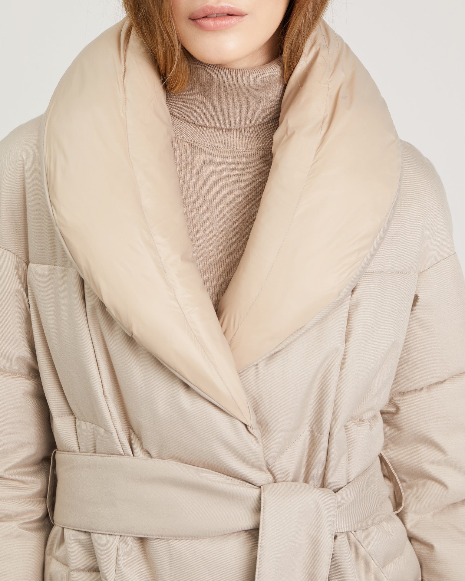 Пуховик с поясом в бежевом цвете 6