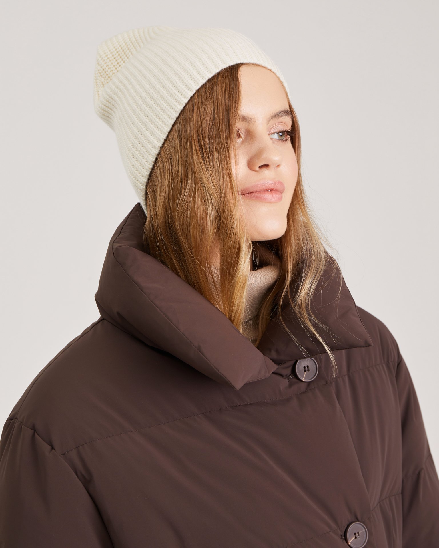 Шапка молочного цвета 5