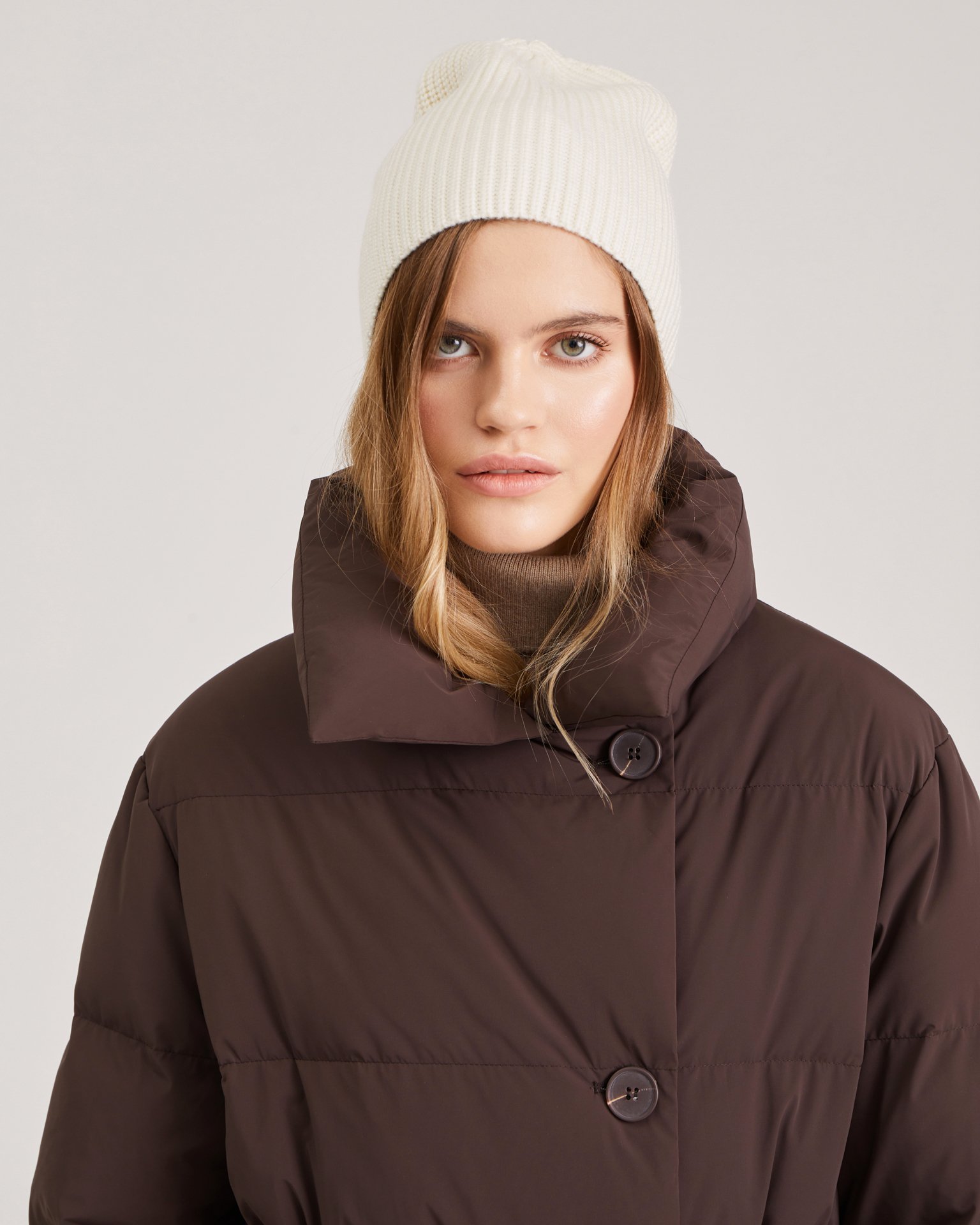 Шапка молочного цвета 3