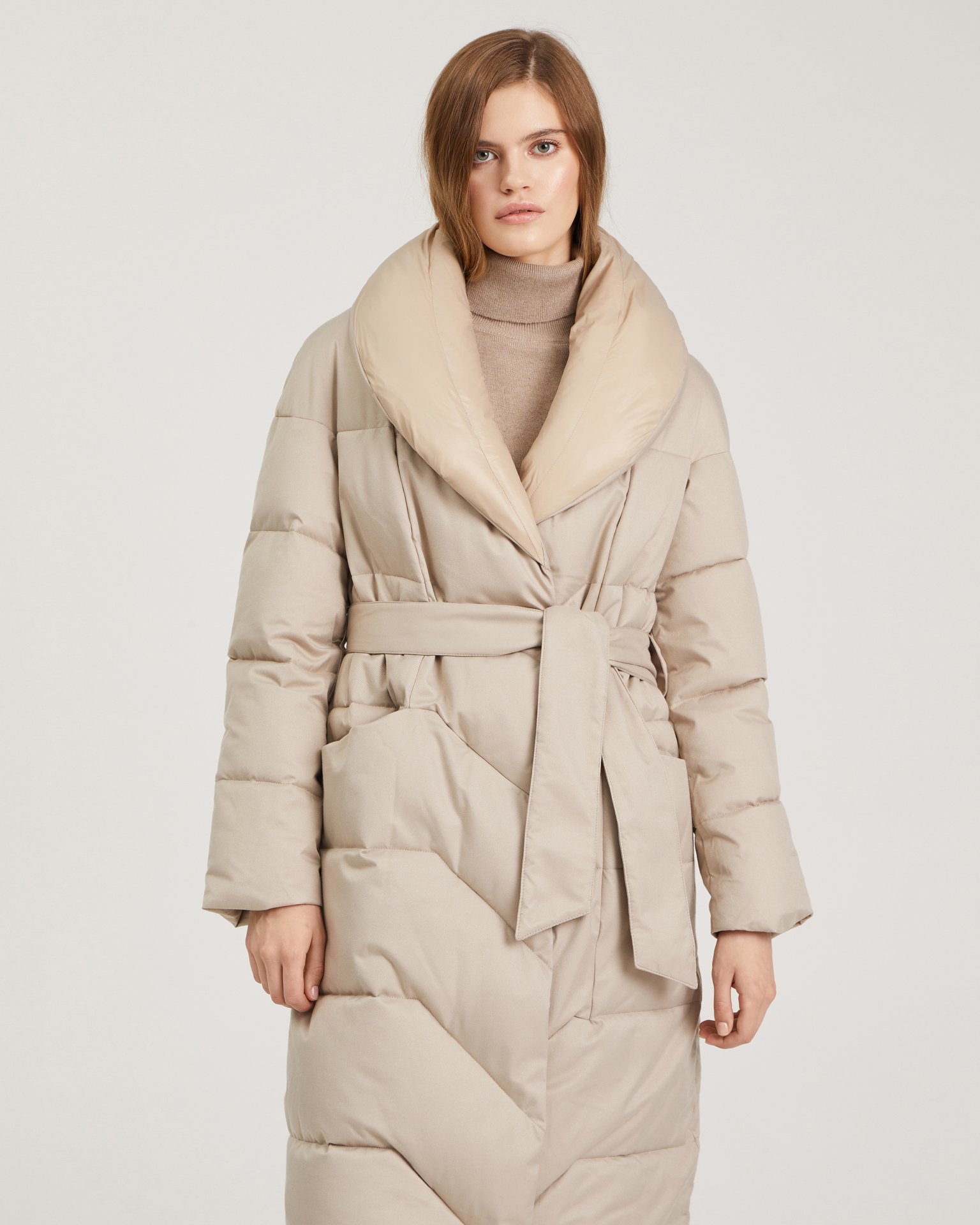 Пуховик с поясом в бежевом цвете 5