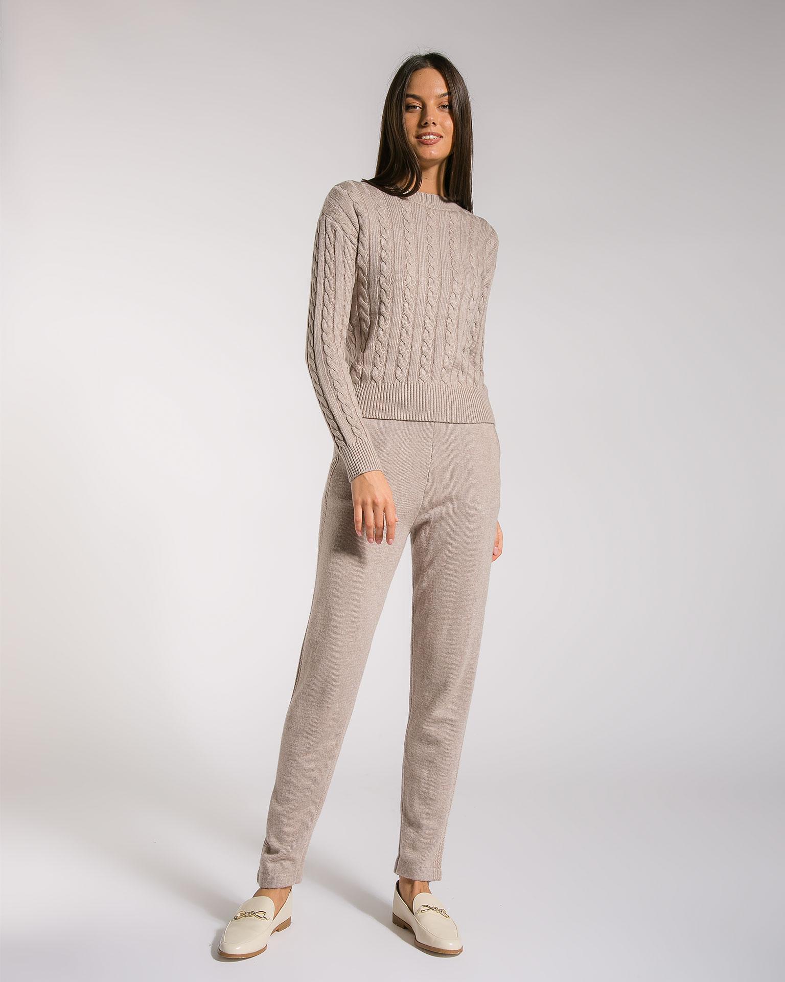 Брючный костюм-двойка, украшенный вывязанным узором "Косы" 3