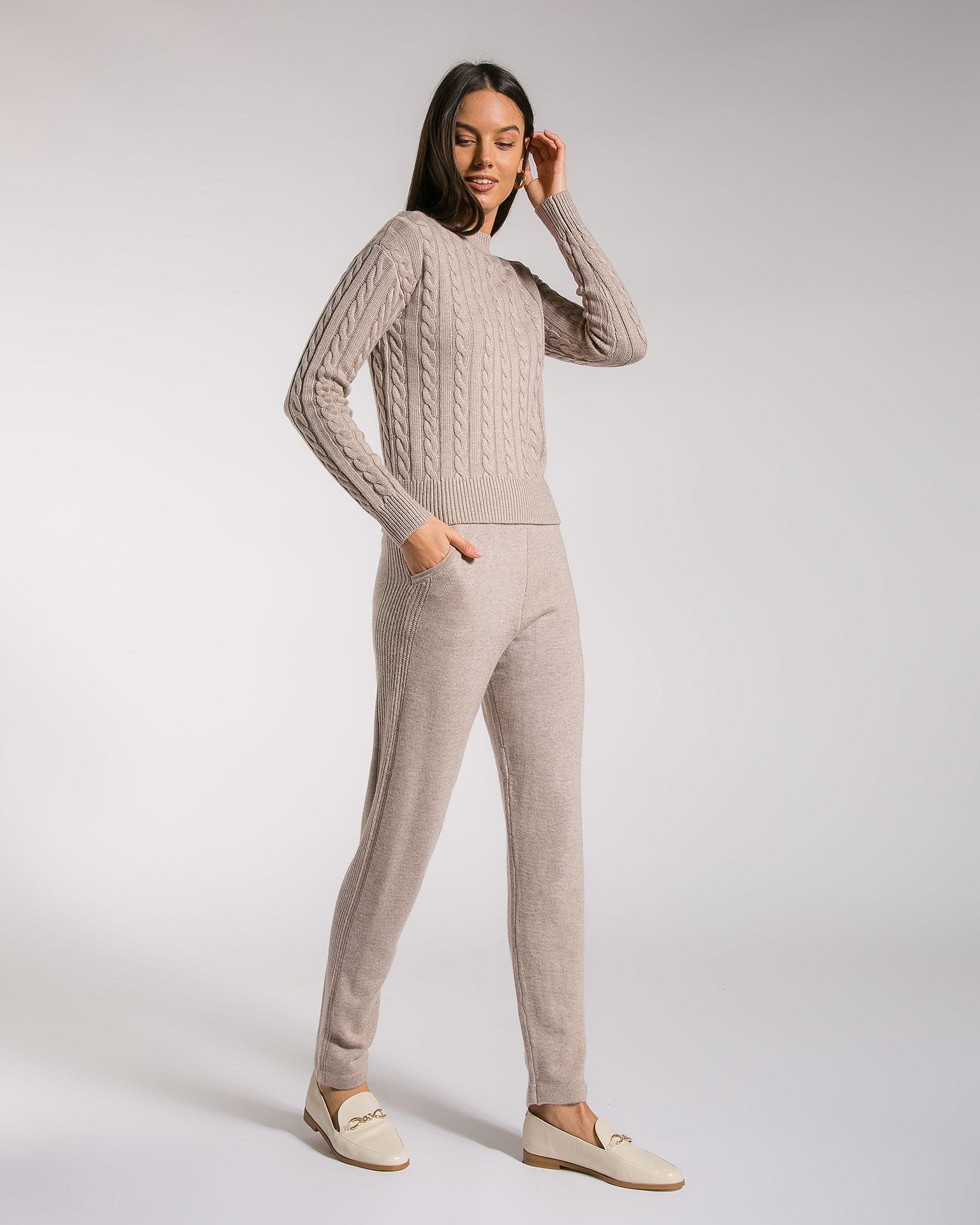 Брючный костюм-двойка, украшенный вывязанным узором "Косы" 1