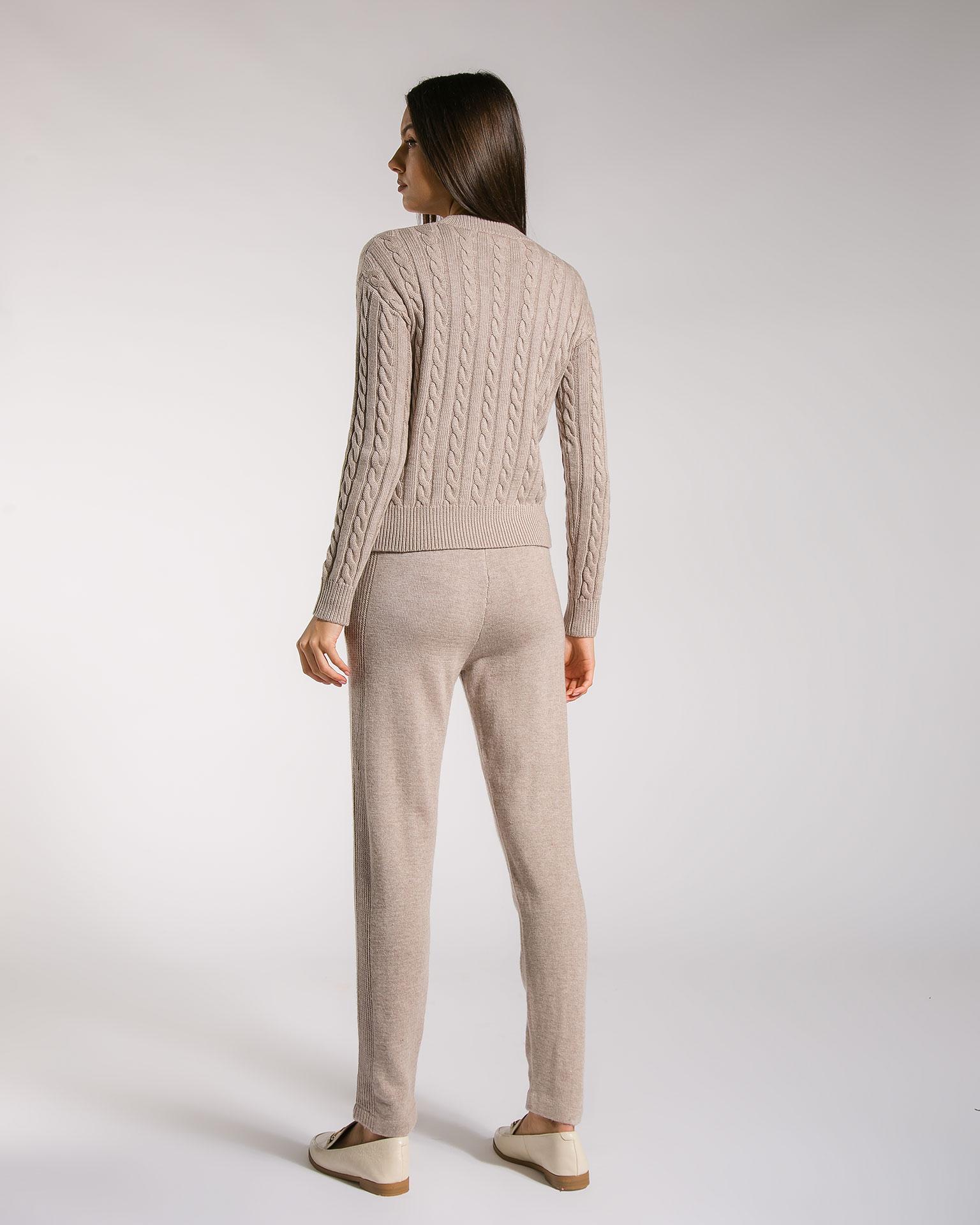 Брючный костюм-двойка, украшенный вывязанным узором "Косы" 5