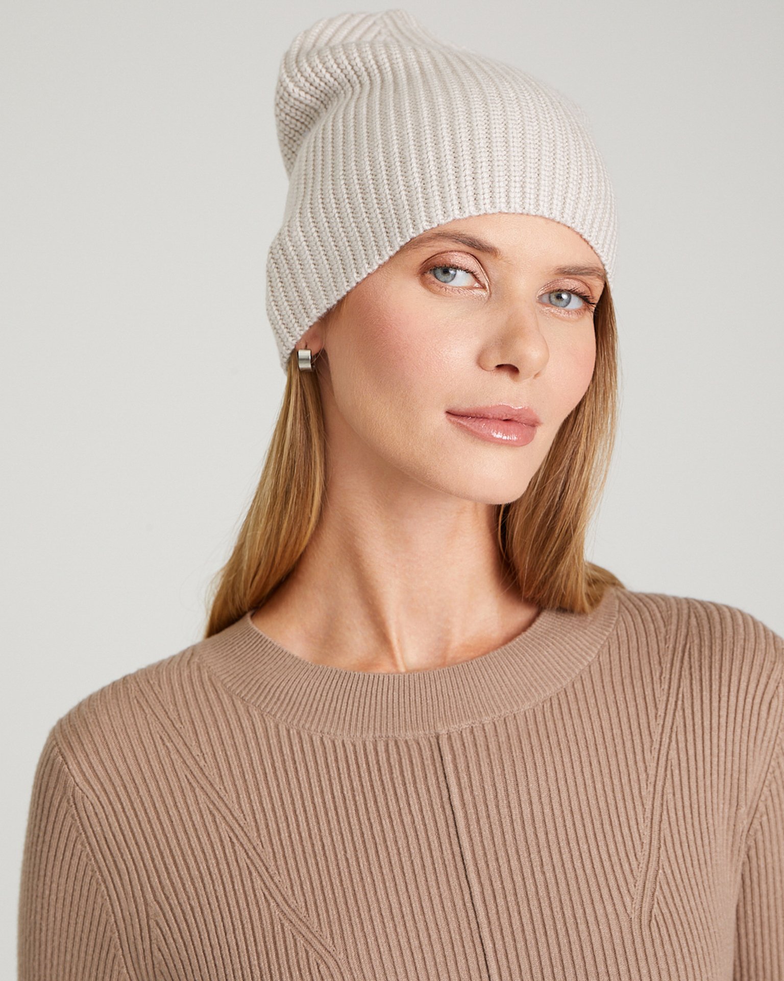 Бежевая шапка 3