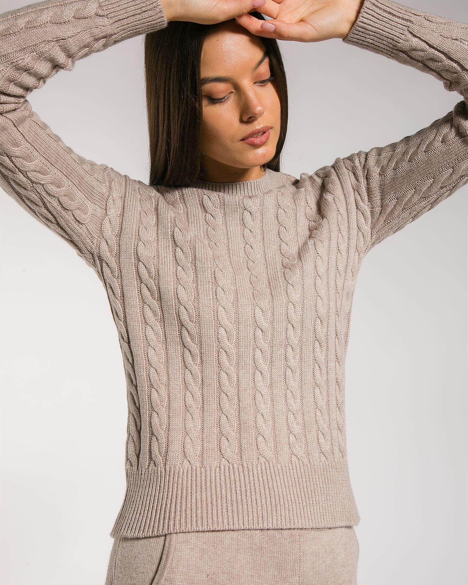 Брючный костюм-двойка, украшенный вывязанным узором "Косы" 2