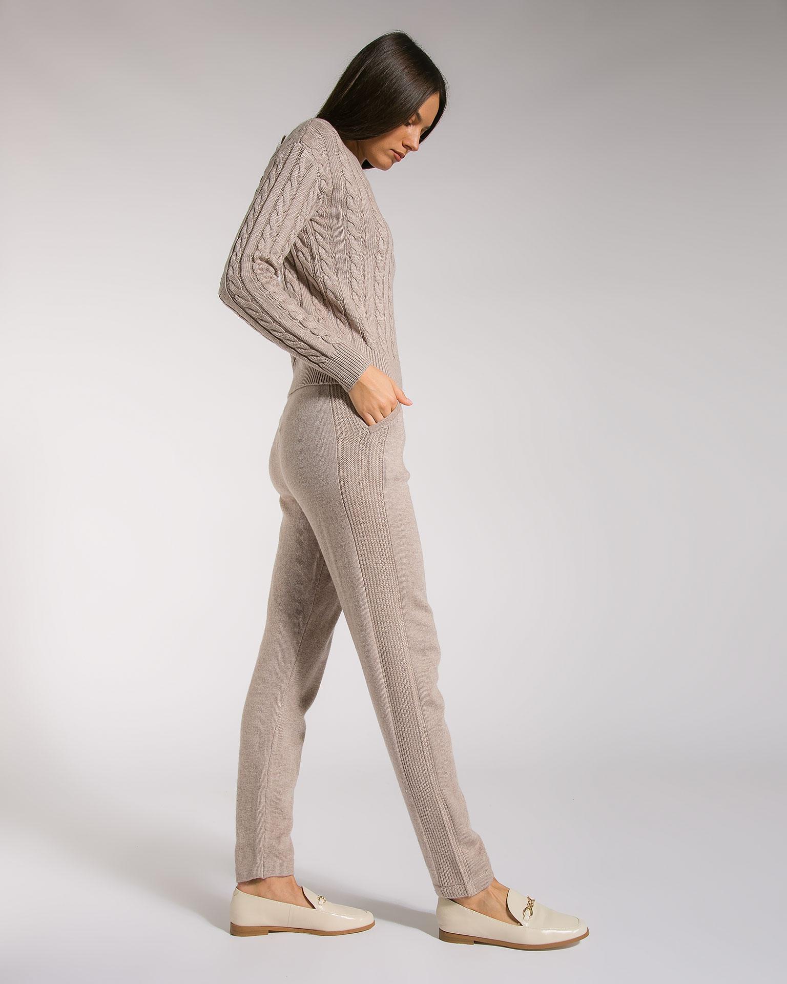 Брючный костюм-двойка, украшенный вывязанным узором "Косы" 4