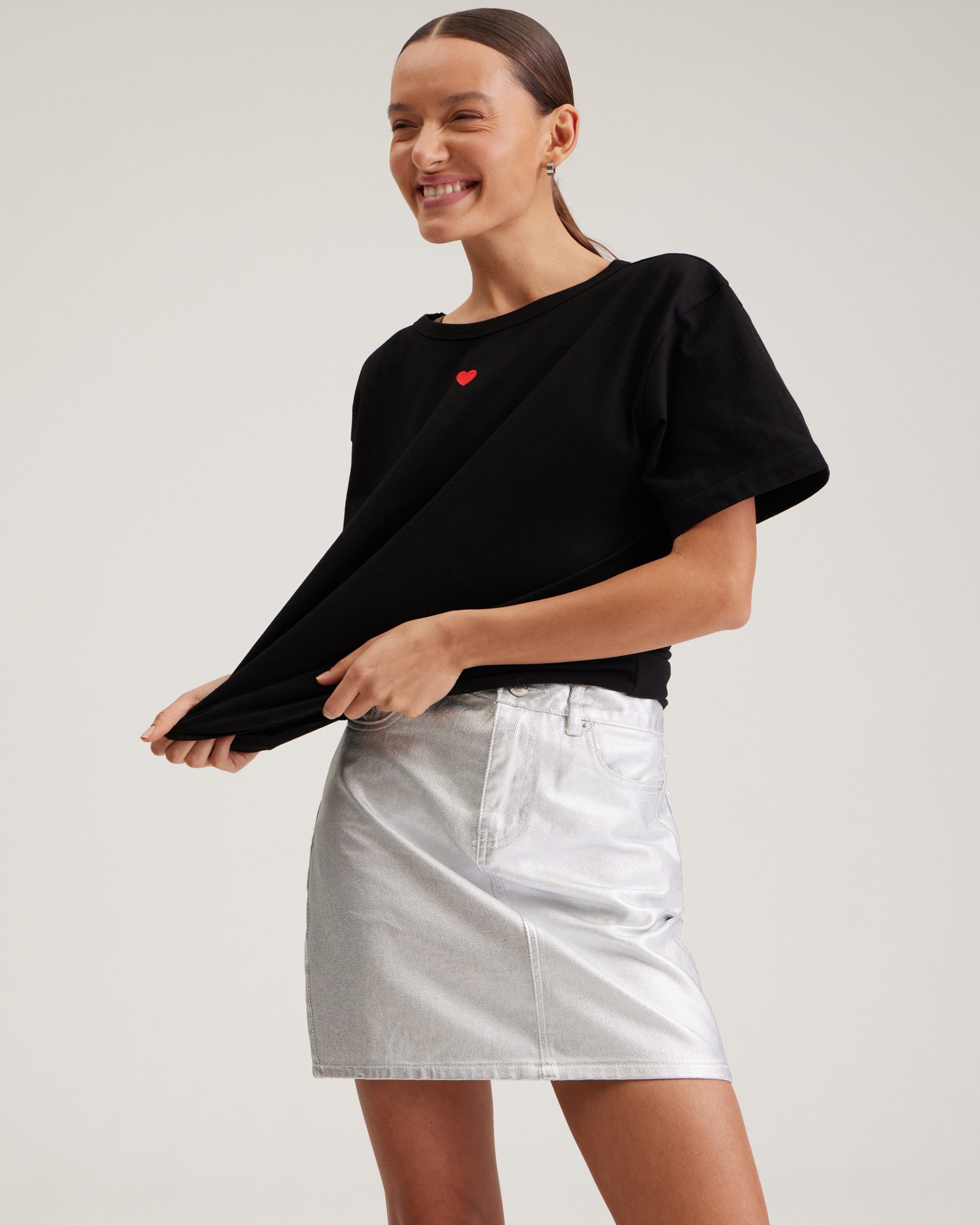 Черная футболка с сердечком 6