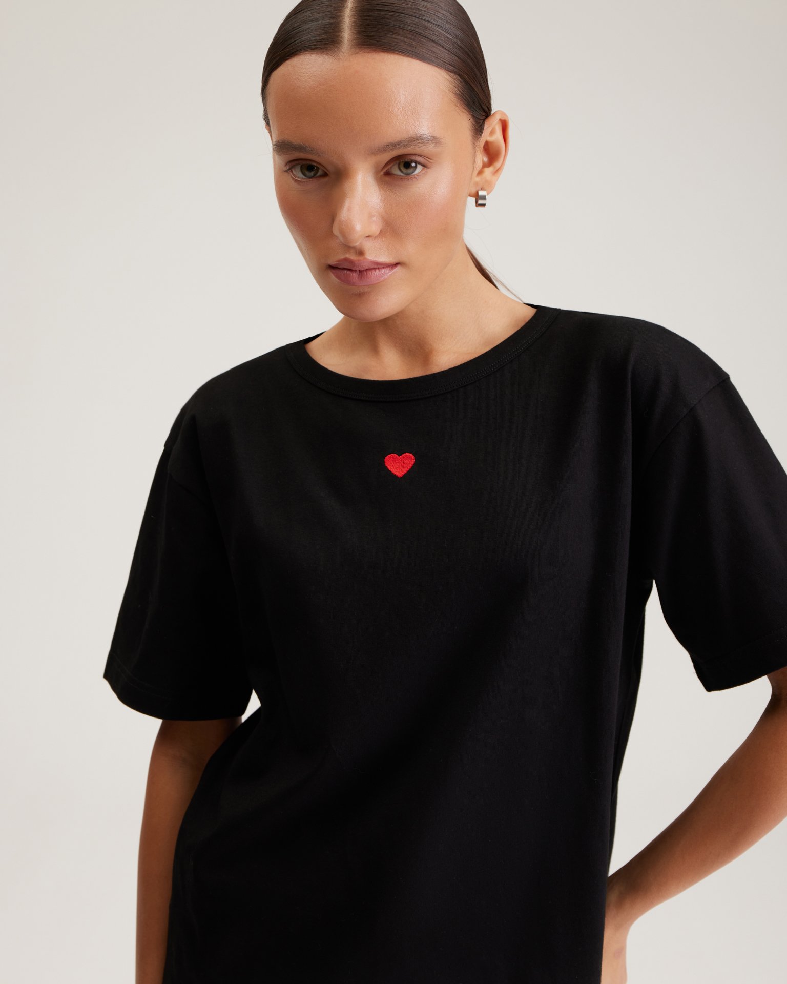 Черная футболка с сердечком 8