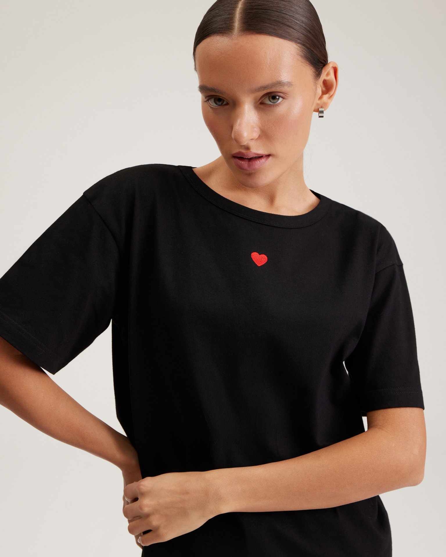 Черная футболка с сердечком 7