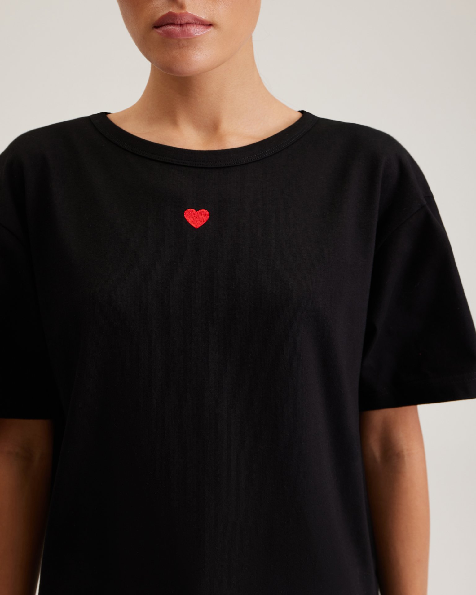 Черная футболка с сердечком 9
