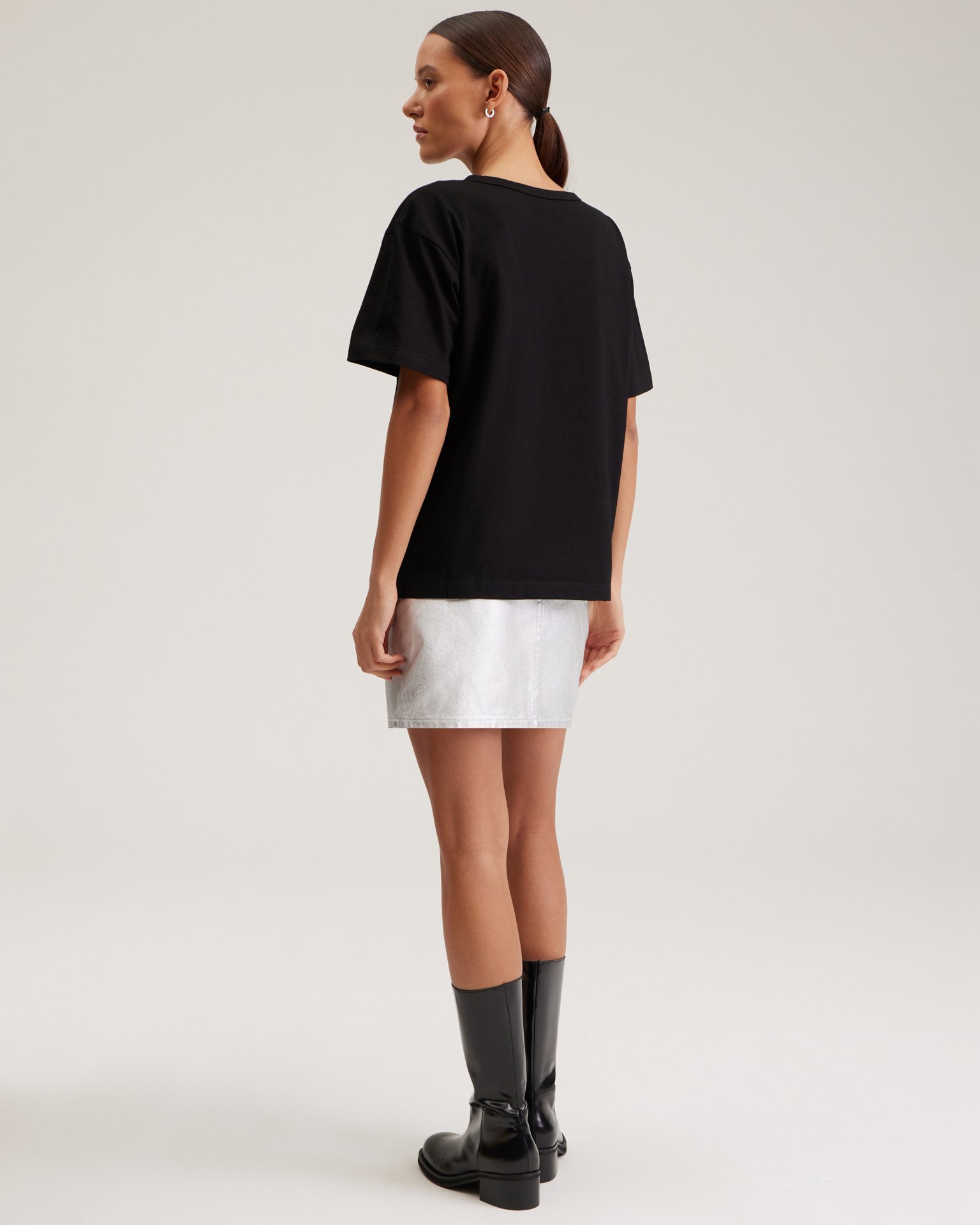 Черная футболка с сердечком 3