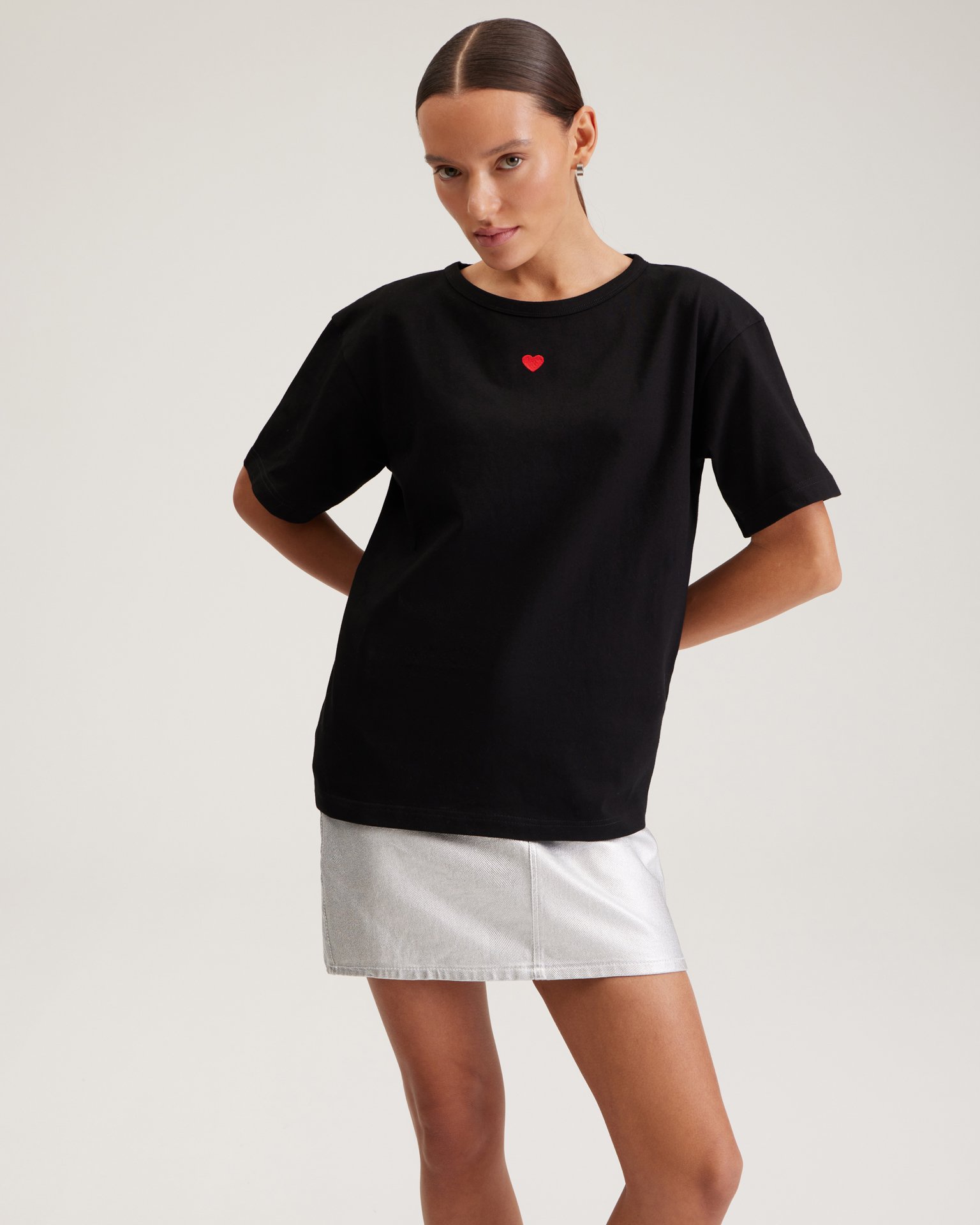 Черная футболка с сердечком 4