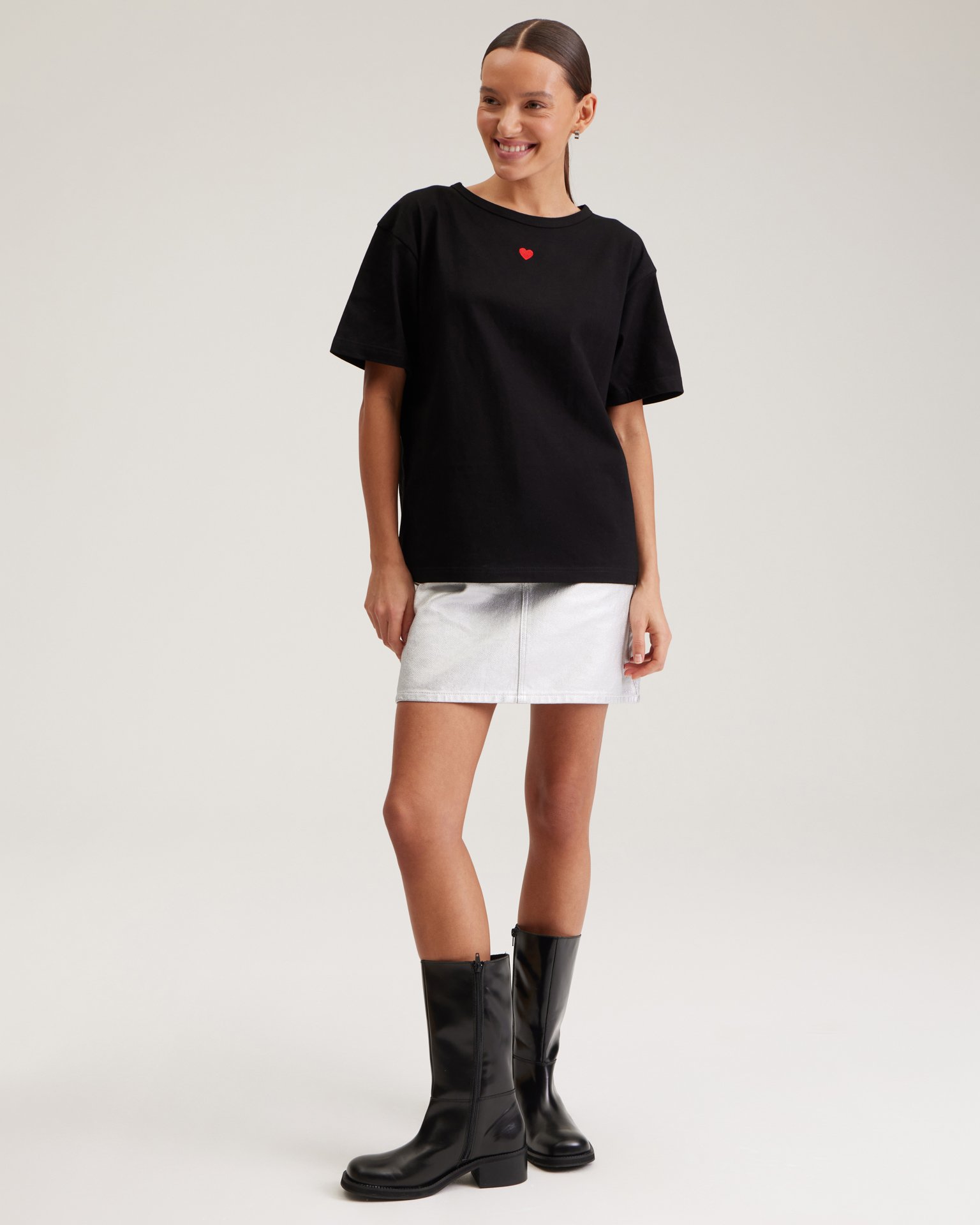 Черная футболка с сердечком 2