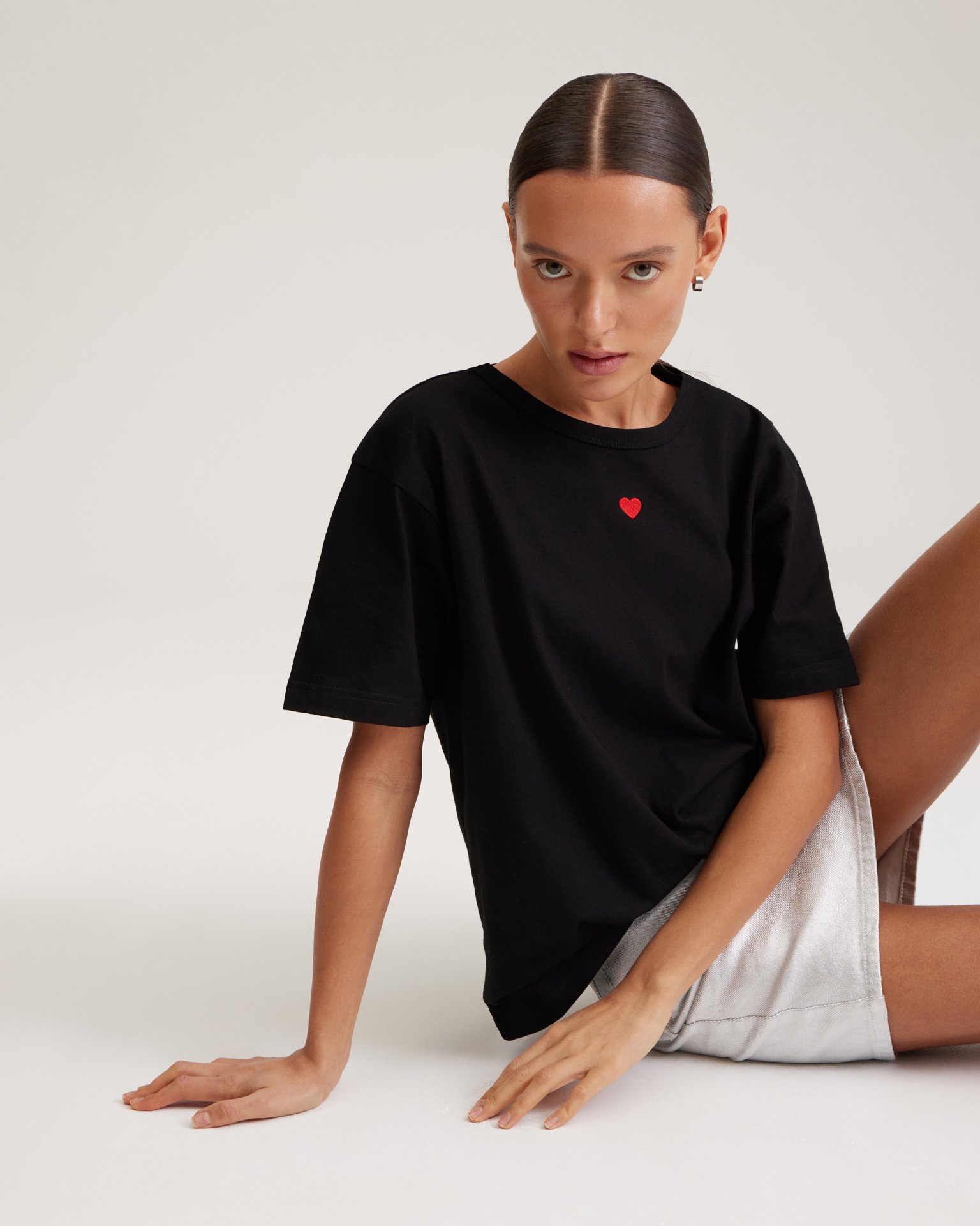 Черная футболка с сердечком 1