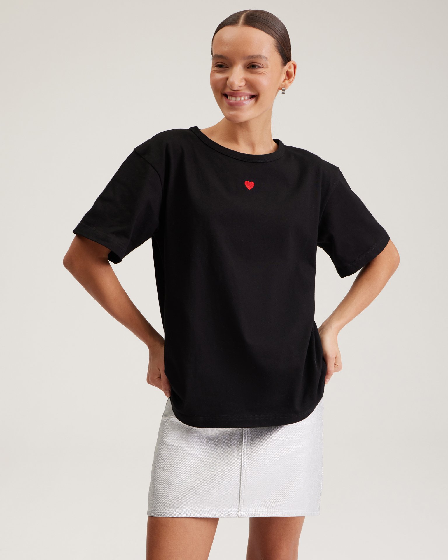 Черная футболка с сердечком 5