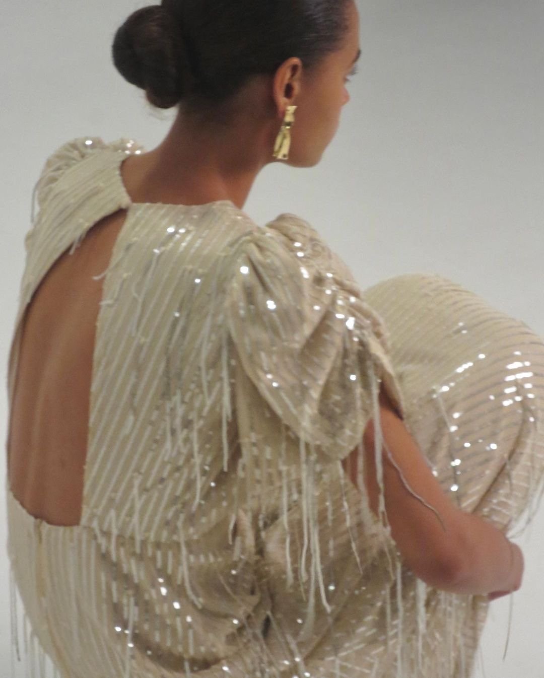 Бежевое платье с пайетками 1