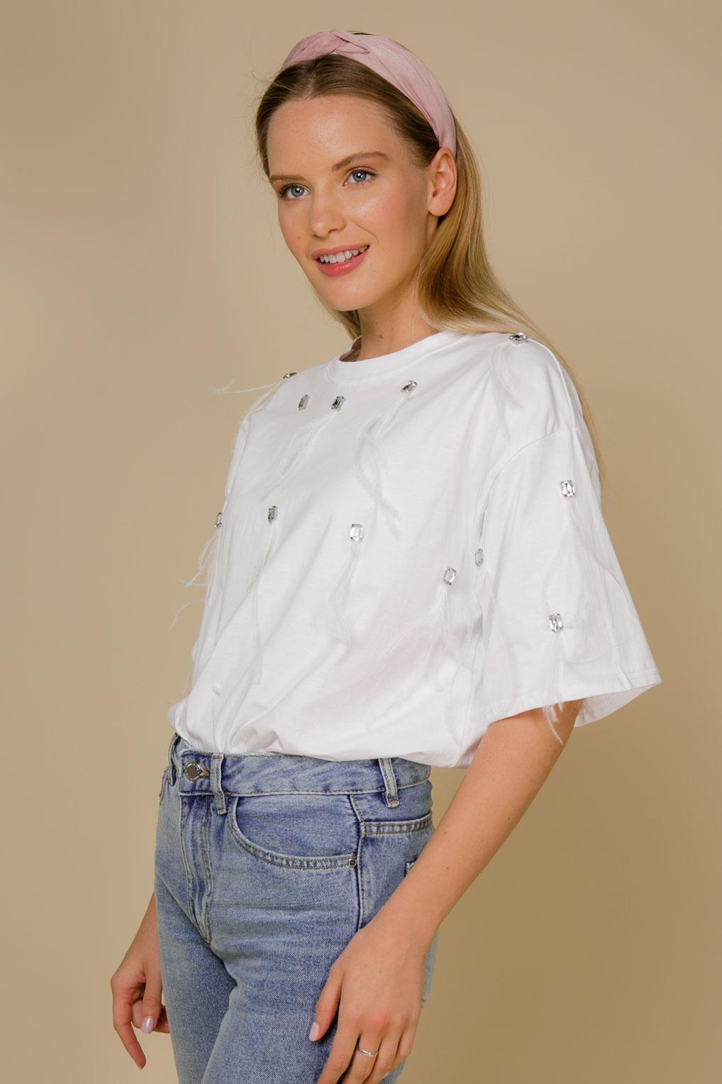 Белоснежная футболка с декором из перьев и камней 1