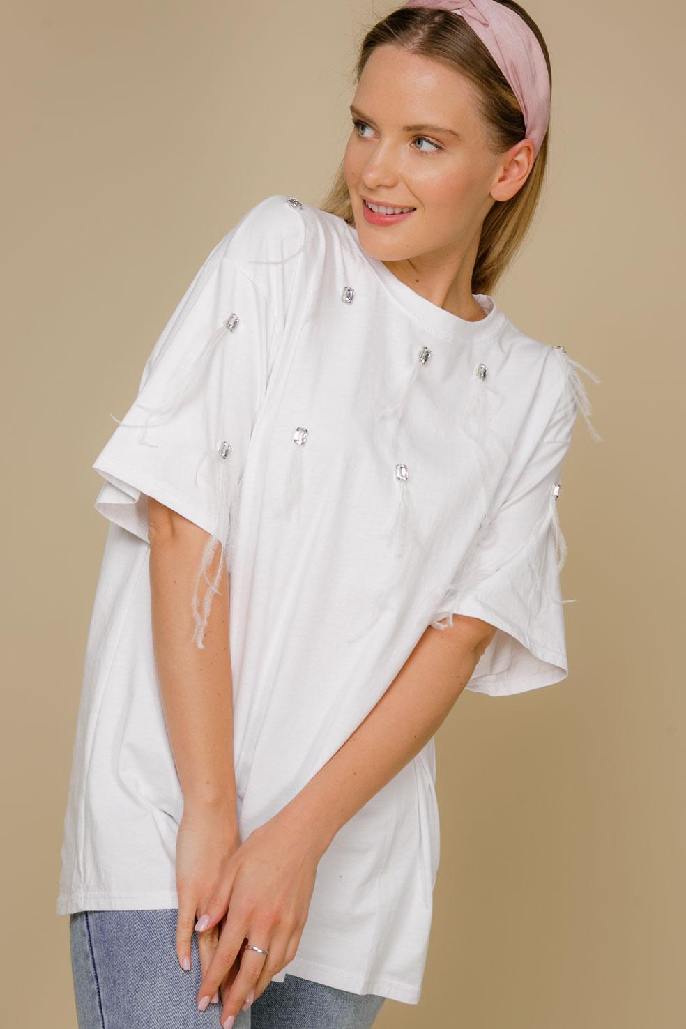 Белоснежная футболка с декором из перьев и камней 2