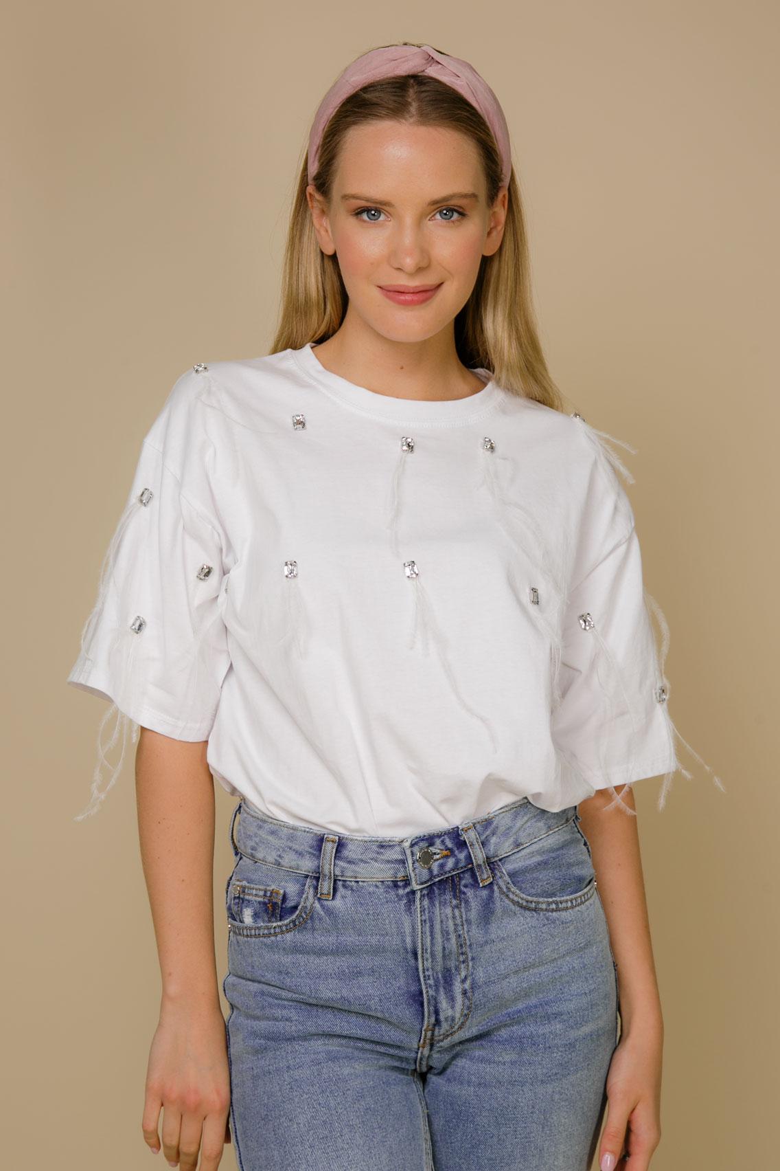 Белоснежная футболка с декором из перьев и камней 3