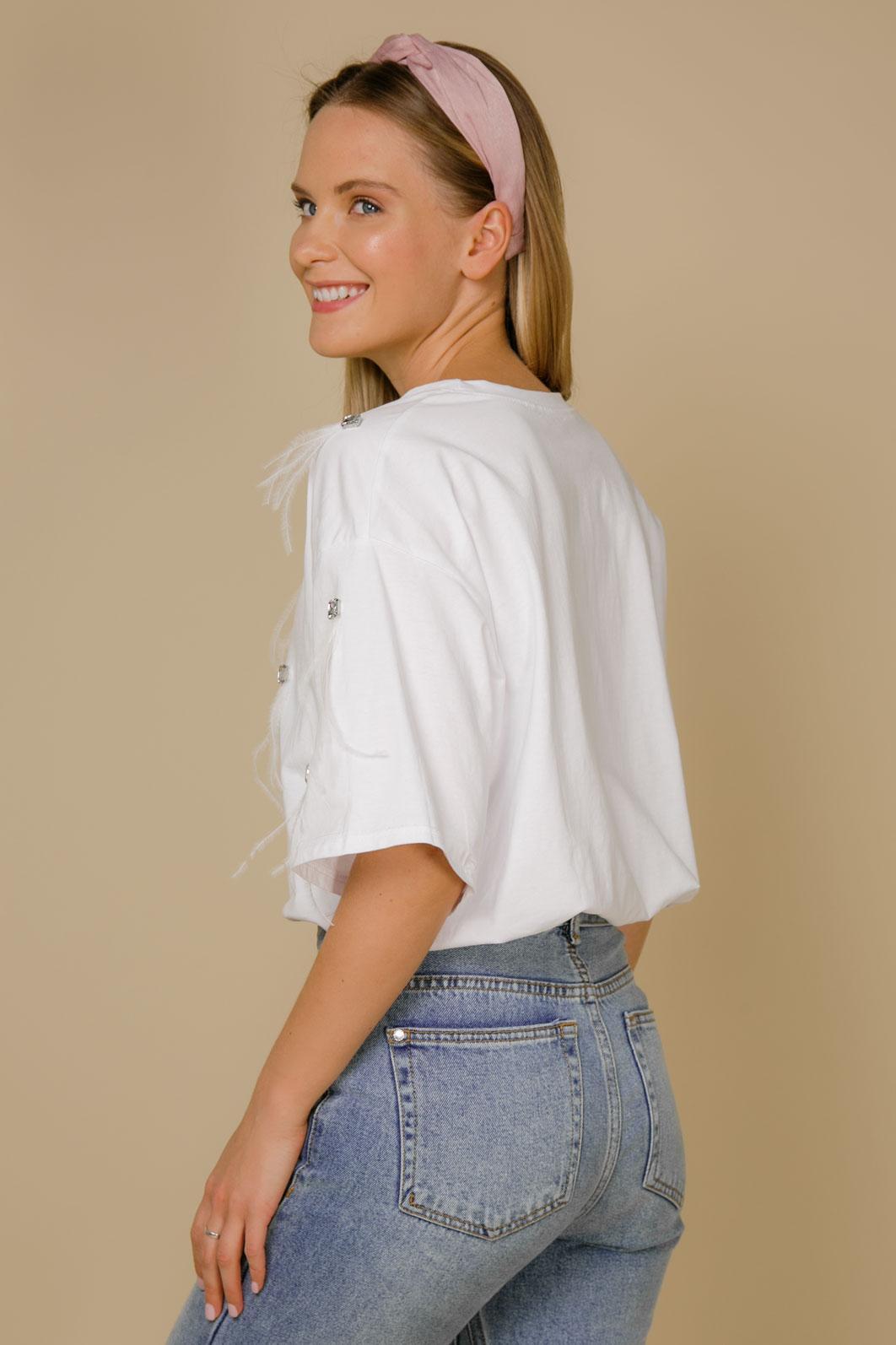 Белоснежная футболка с декором из перьев и камней 4