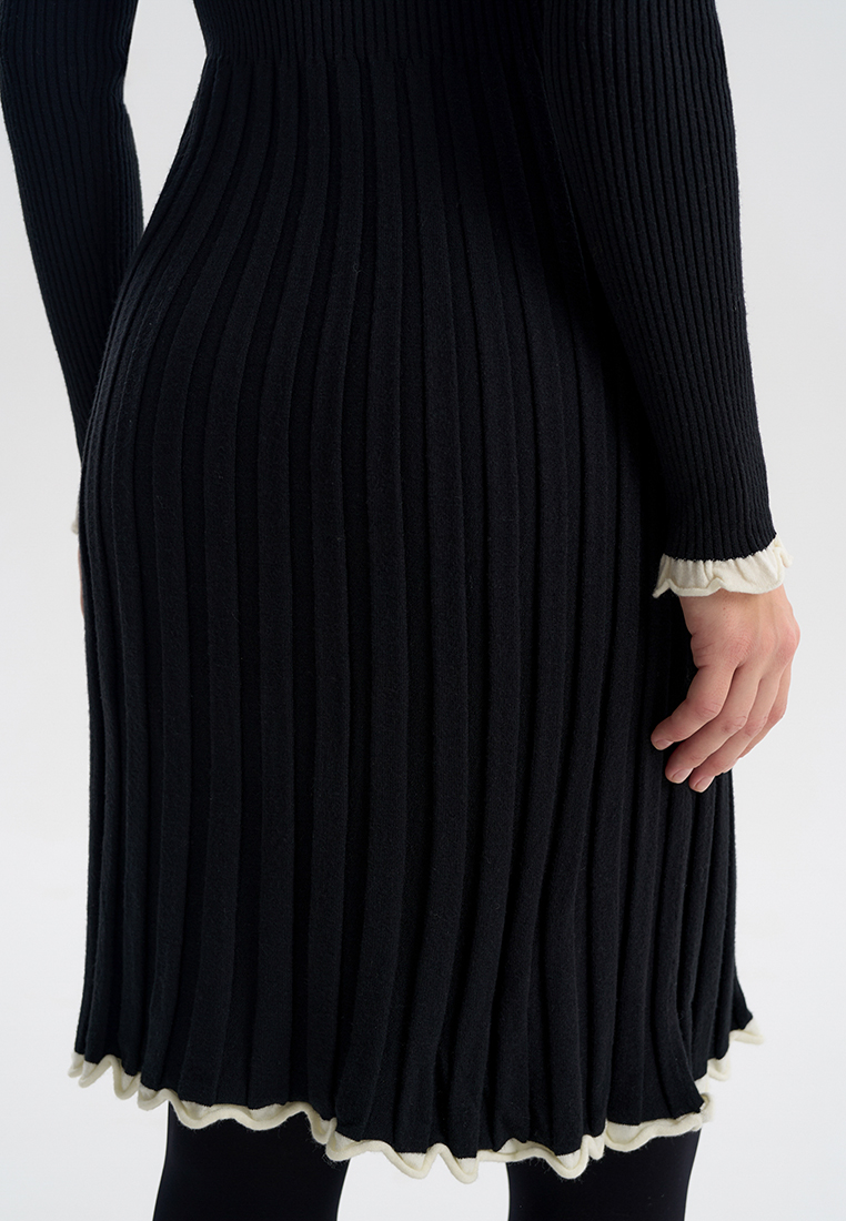 Dress with long sleeves 4