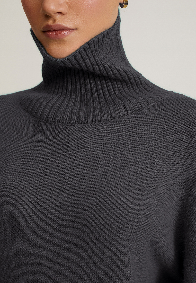 Джемпер с высоким воротом в графитовом цвете 4