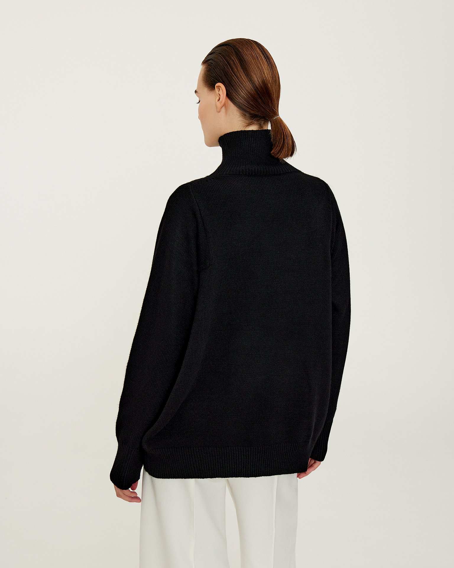 Базовый джемпер с горлом в черном цвете 4