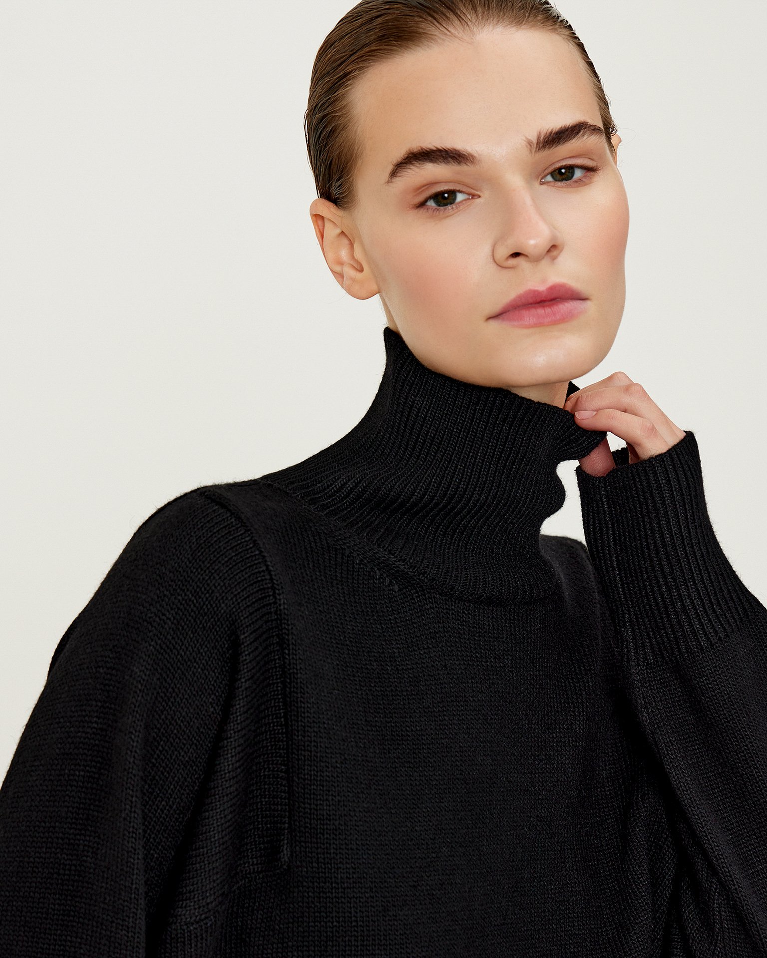 Базовый джемпер с горлом в черном цвете 5